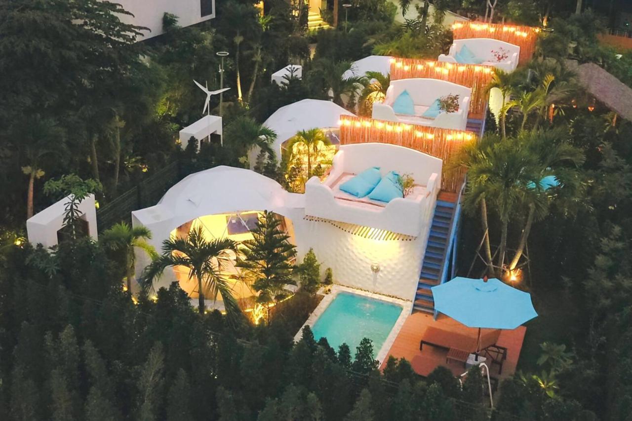 Le Resort And Villas Rawai Kültér fotó The resort at night