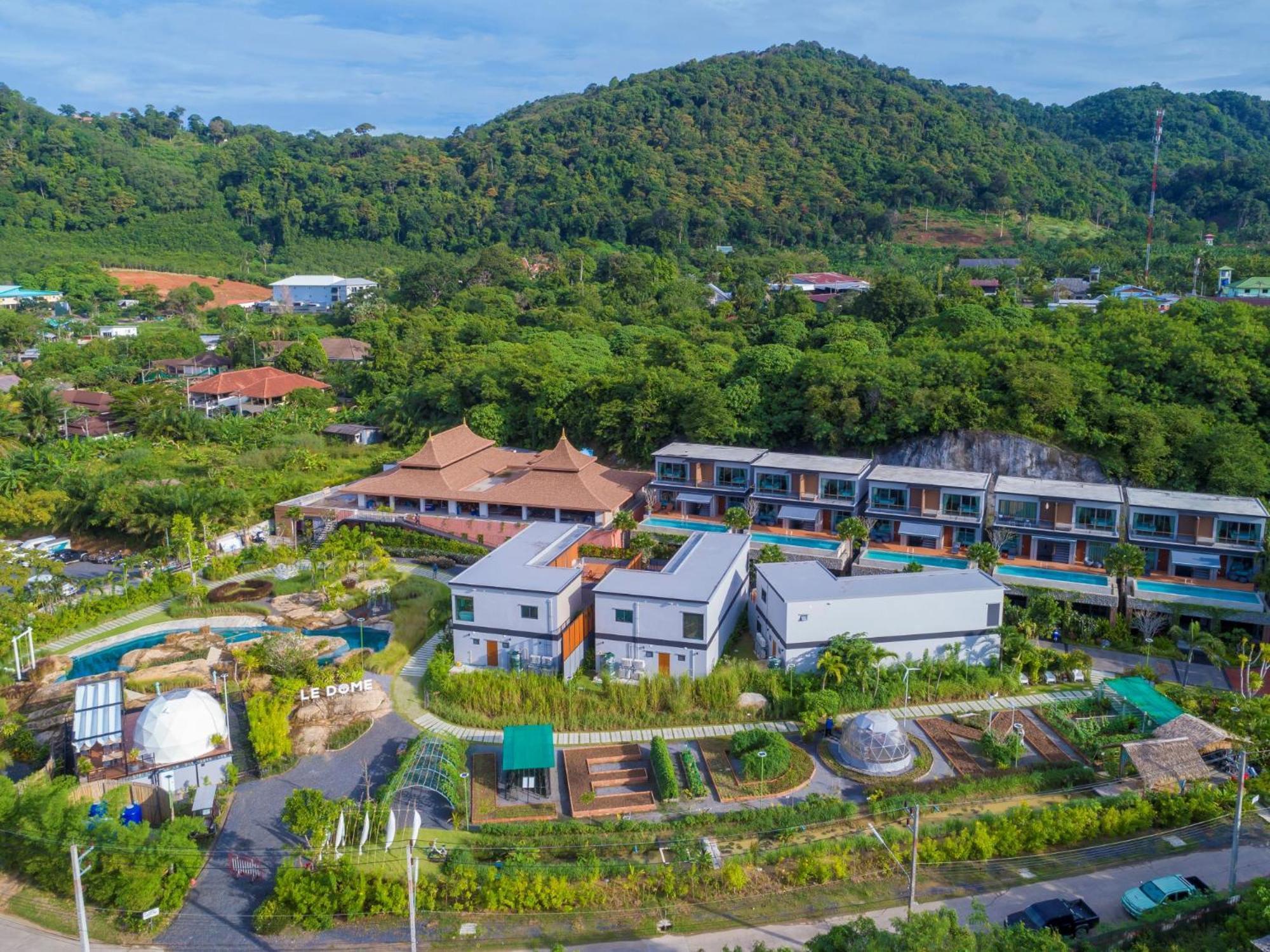 Le Resort And Villas Rawai Kültér fotó The Village at Phuket International Academy