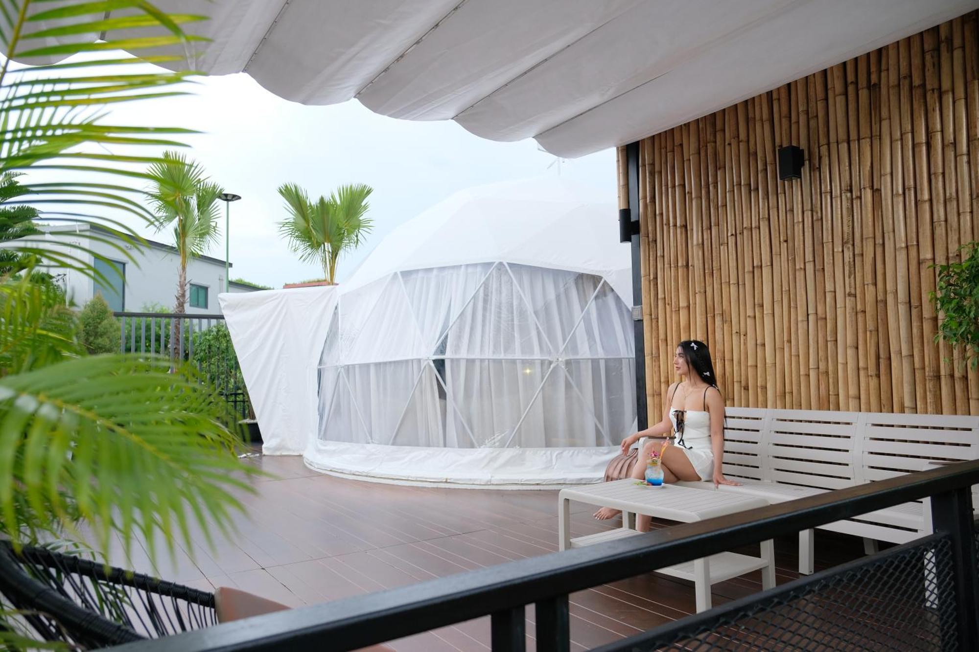 Le Resort And Villas Rawai Kültér fotó The Bubble Hotel