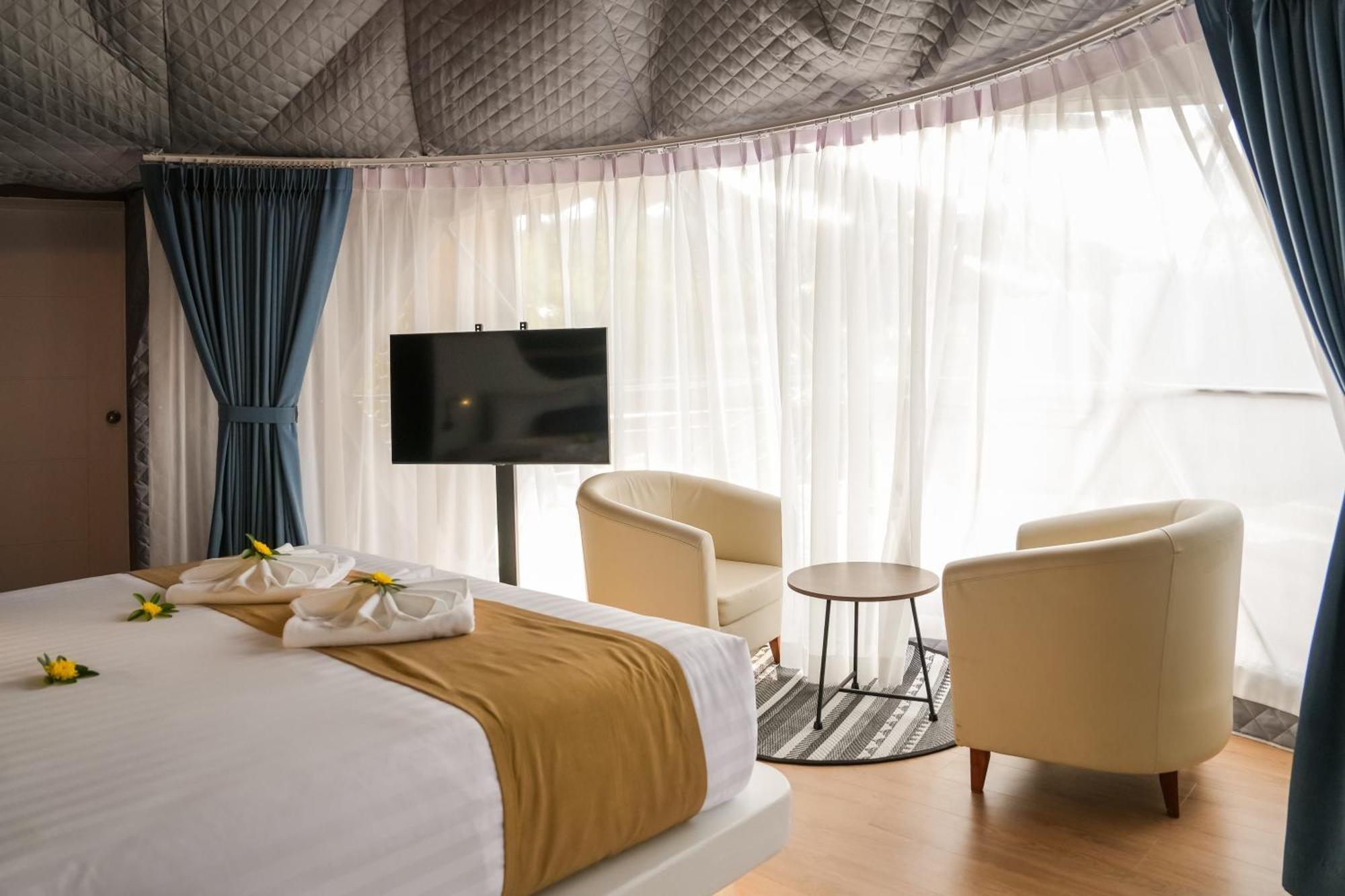 Le Resort And Villas Rawai Kültér fotó A bedroom in the resort