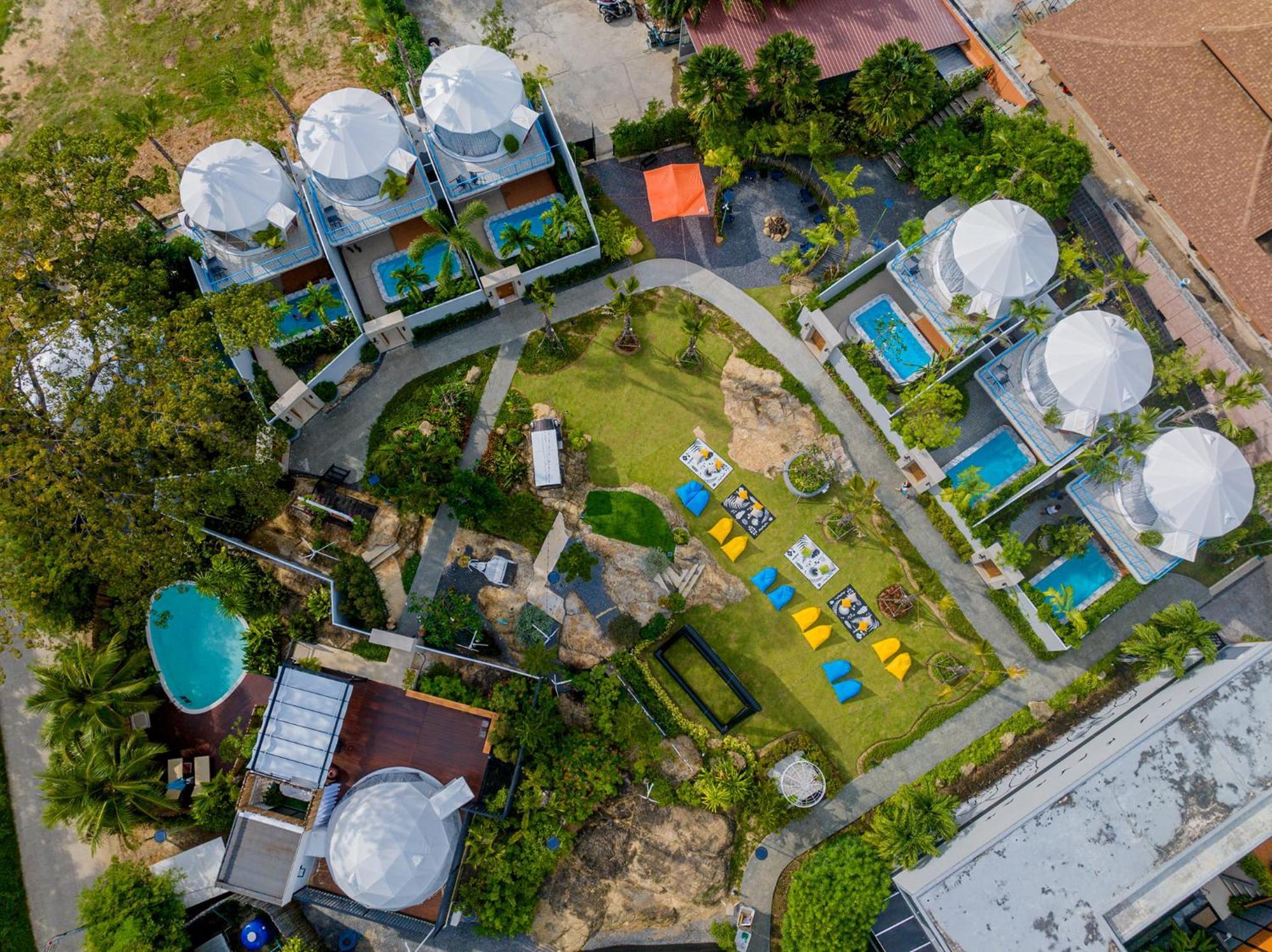 Le Resort And Villas Rawai Kültér fotó Aerial view of the resort