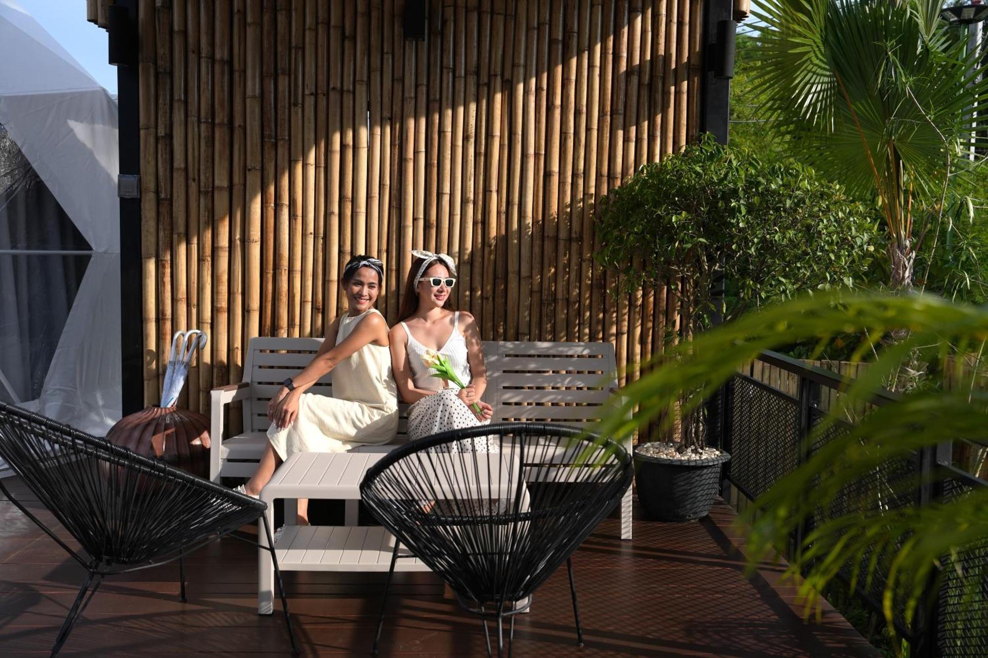 Le Resort And Villas Rawai Kültér fotó A lesbian wedding in Cancun, Mexico