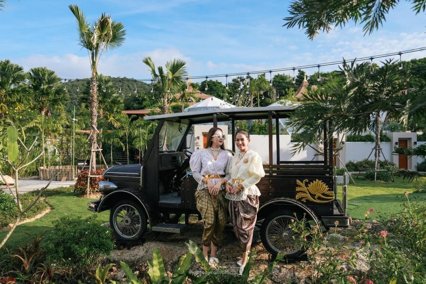 Le Resort And Villas Rawai Kültér fotó Thai people in traditional Thai dress