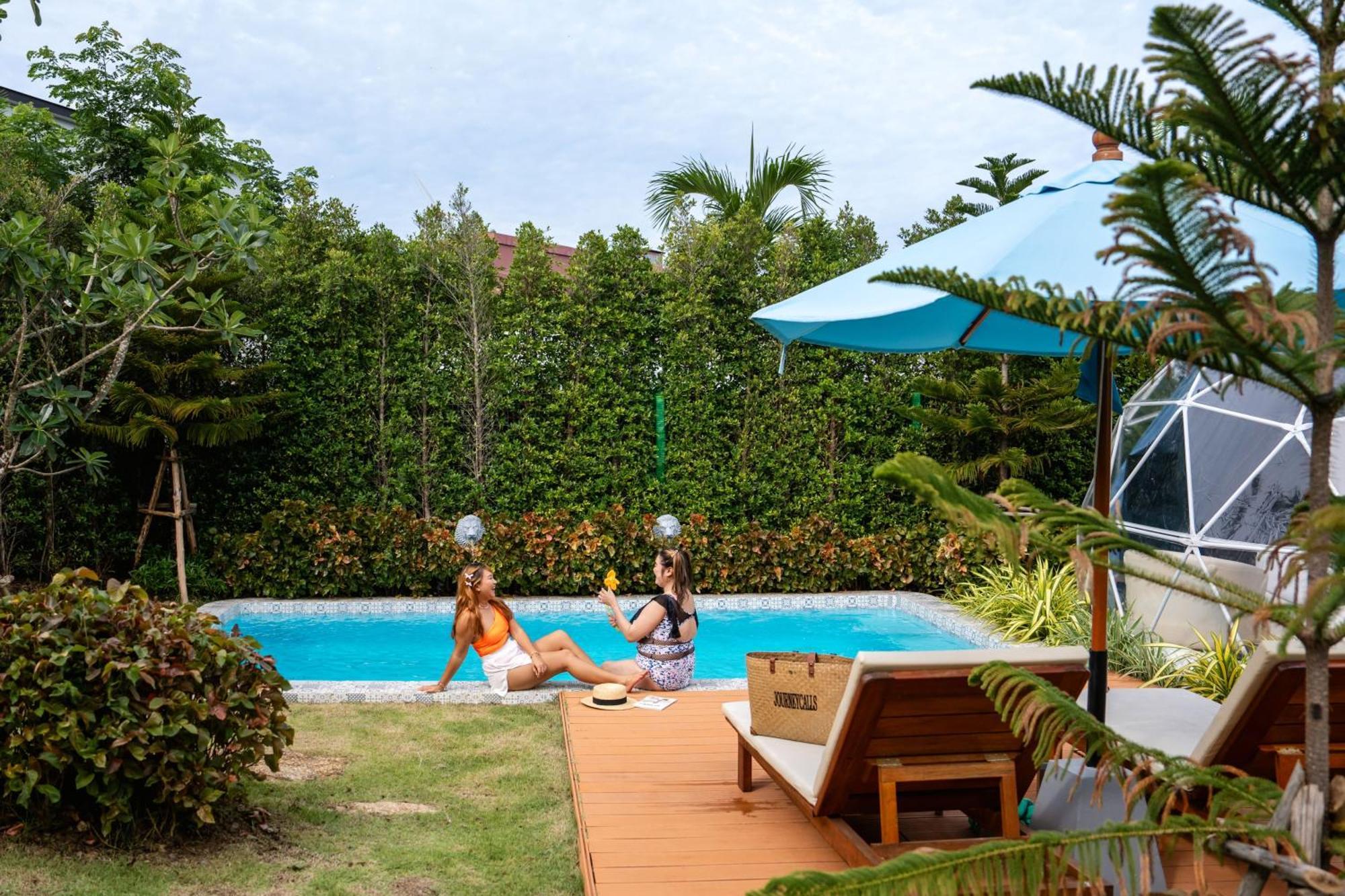 Le Resort And Villas Rawai Kültér fotó A pool in Phuket, Thailand