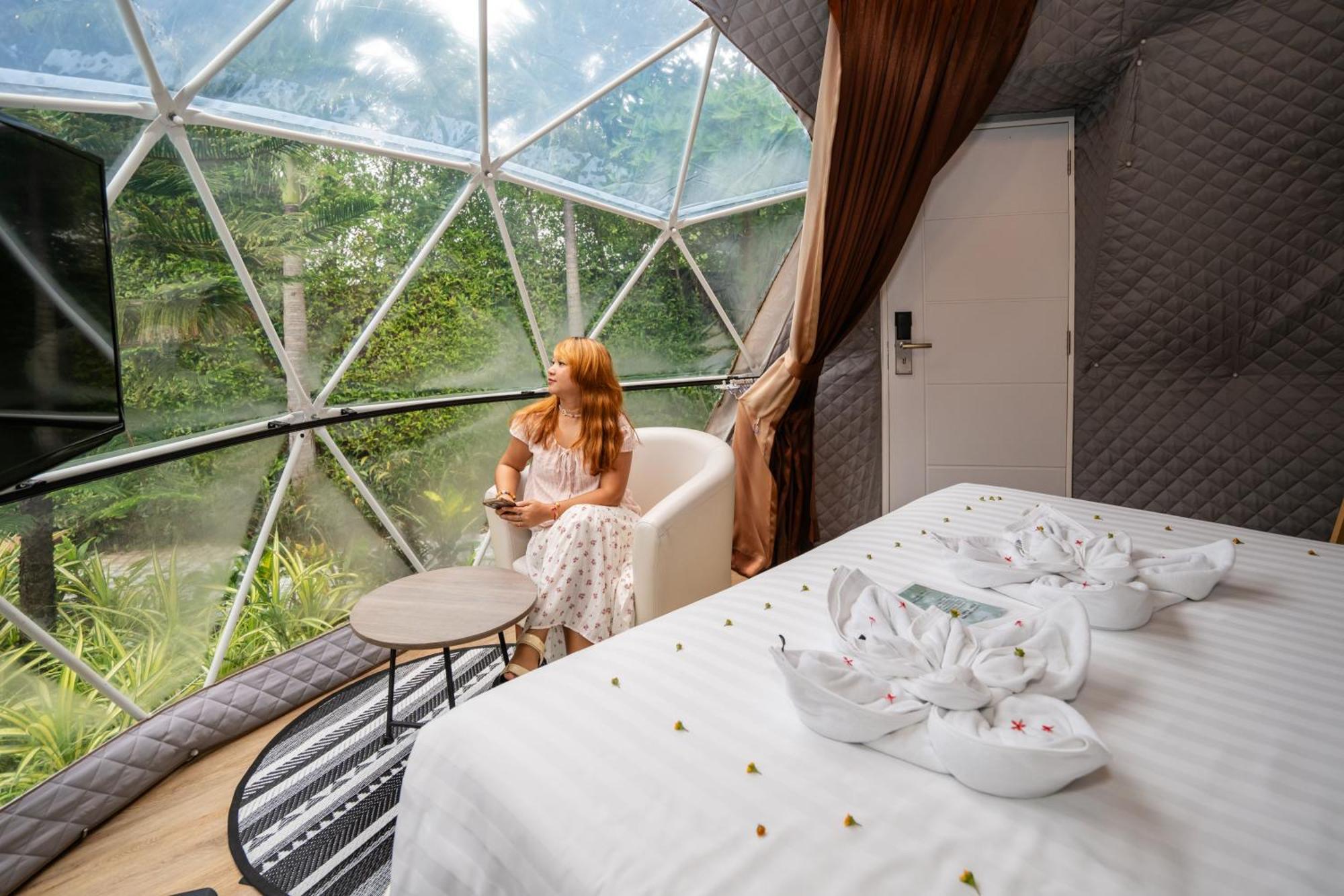 Le Resort And Villas Rawai Kültér fotó The interior of a glass dome