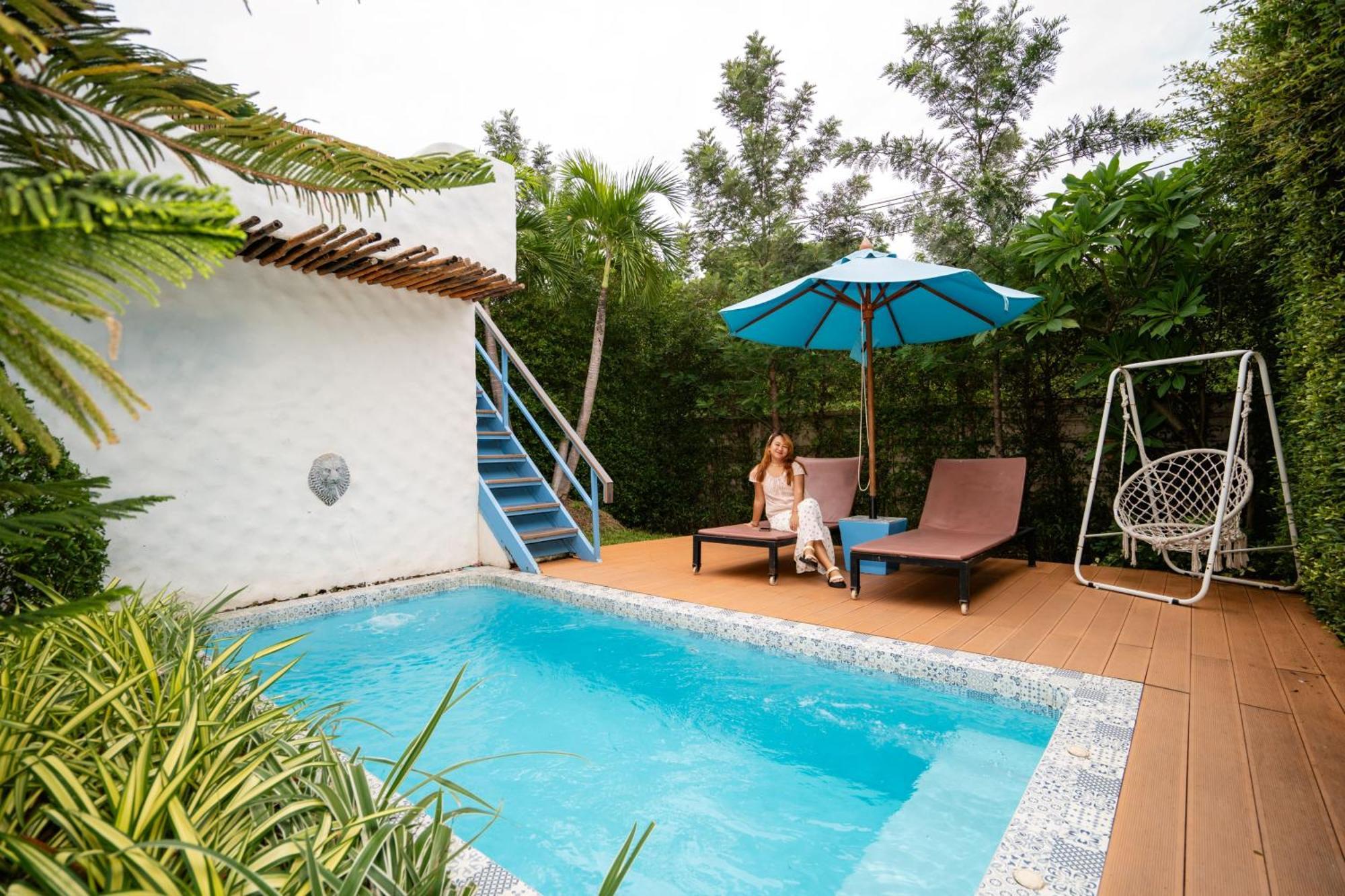 Le Resort And Villas Rawai Kültér fotó A private pool at a resort in Thailand