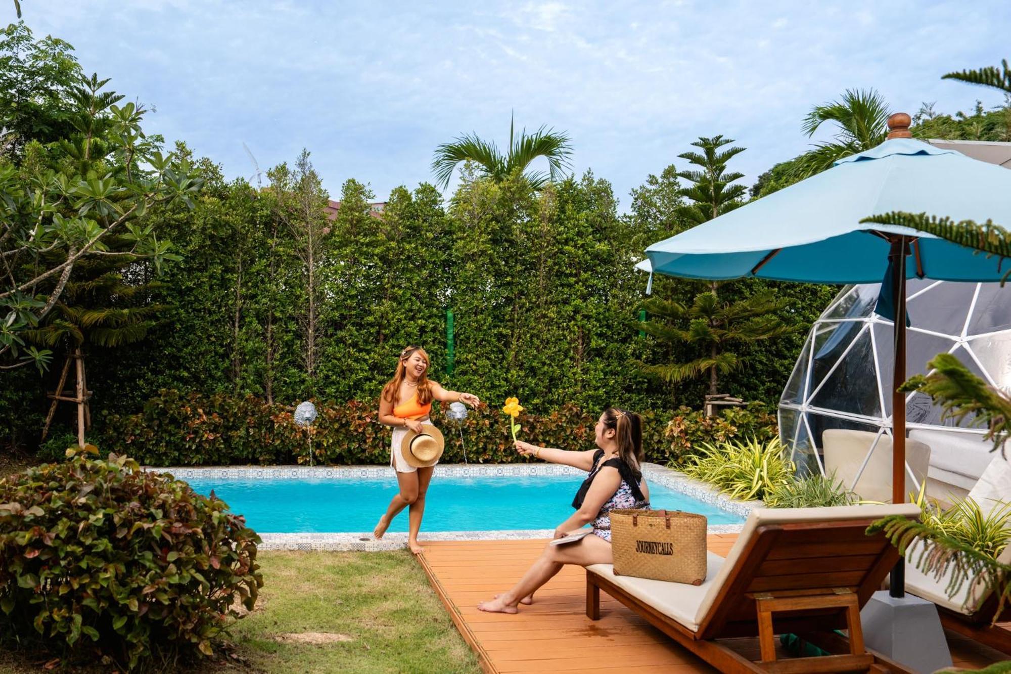 Le Resort And Villas Rawai Kültér fotó A pool at a resort in Phuket, Thailand