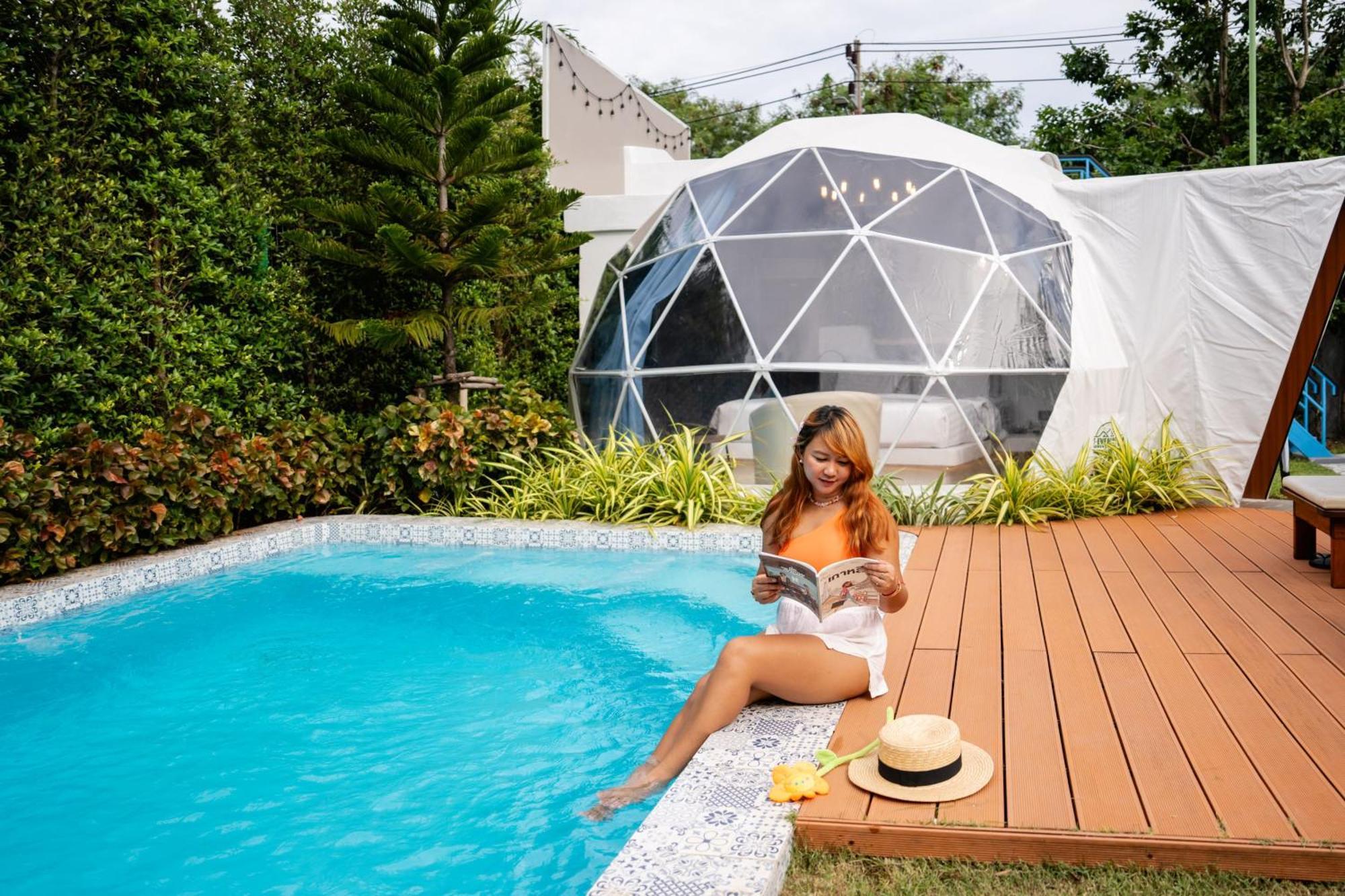 Le Resort And Villas Rawai Kültér fotó A woman relaxing at a poolside