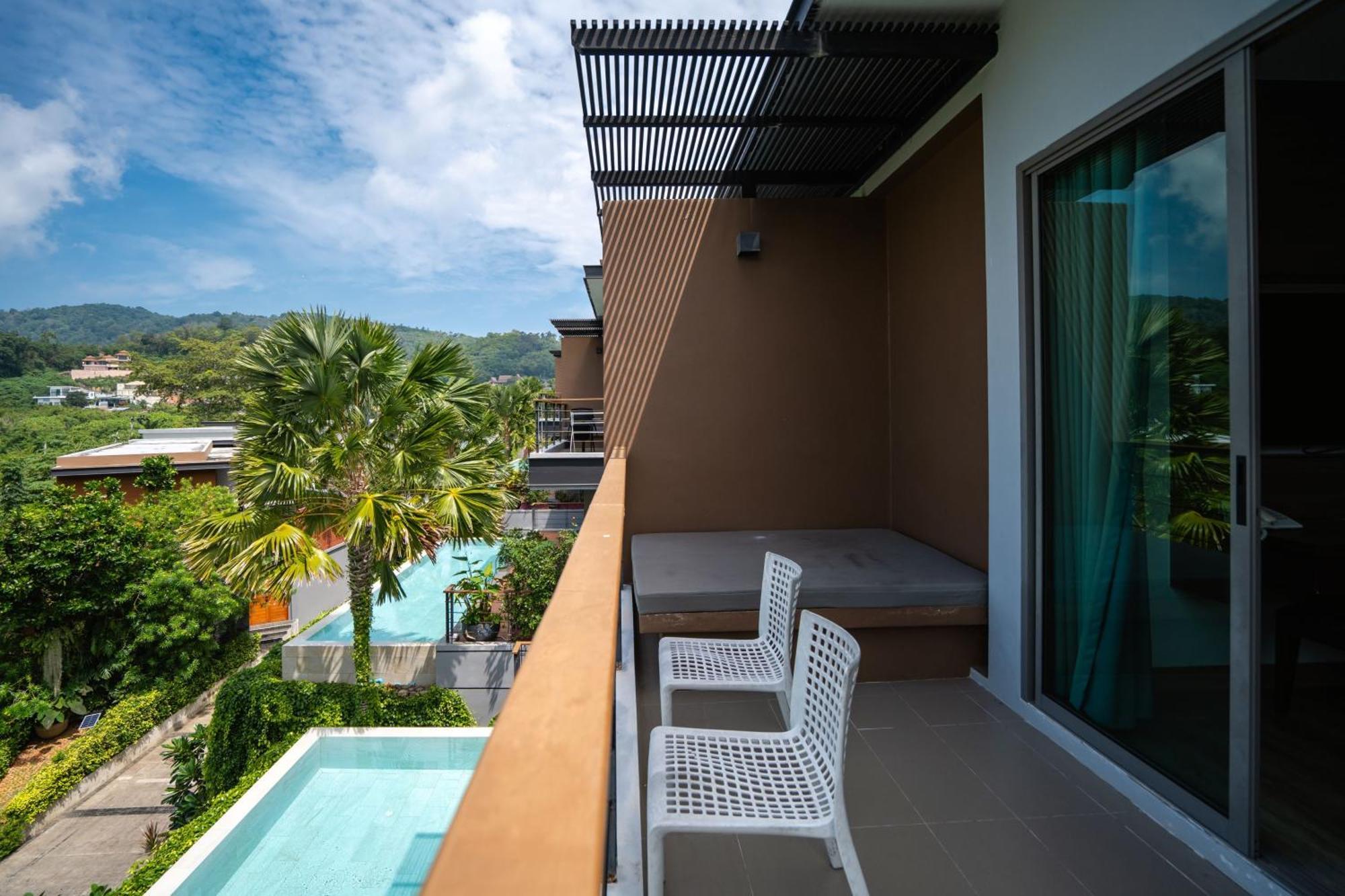Le Resort And Villas Rawai Kültér fotó A balcony with a view of the pool